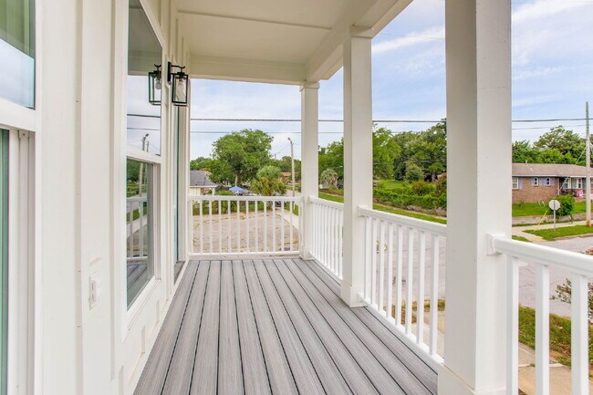 Building Photo - Brand new construction just minutes from downtown Pensacola and a quick trip to the beach. Ready ...