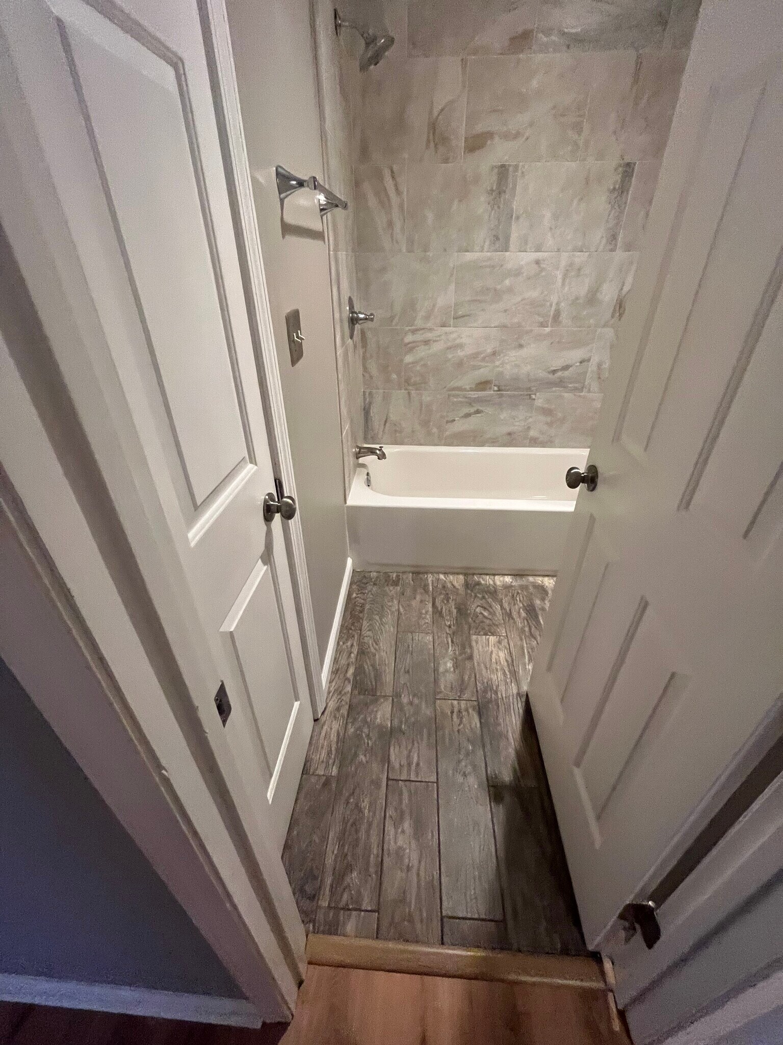 Building Photo - 417 W 8th St