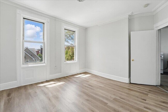 Building Photo - 335 47th St