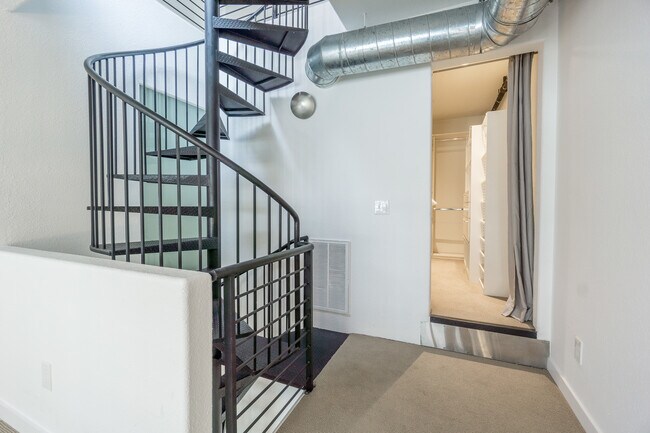 Building Photo - 346 1st St