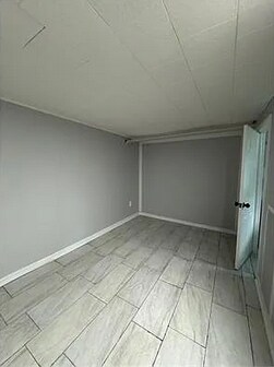 Building Photo - 3 Bedroom 2 bathroom