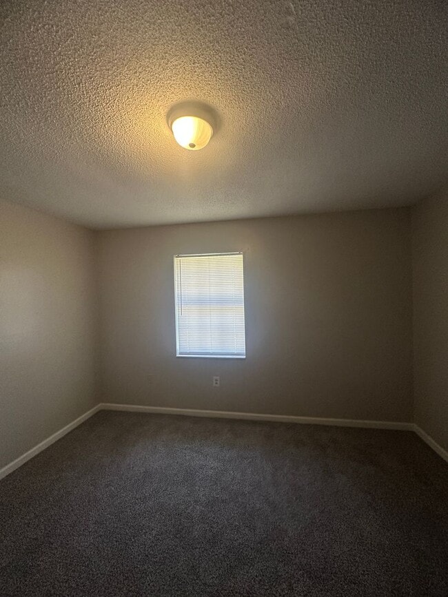 Building Photo - Daleville!  Cul-de-sac!!  New Carpet/Paint...