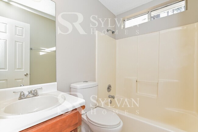 Building Photo - Prepare to be impressed by this 3 bedroom, 2 bathroom home