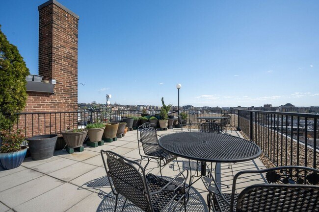 Building Photo - Dupont Circle with Secured Parking! Sun-fi...