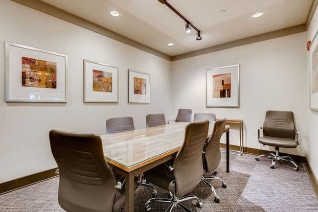 Building Photo - SPACIOUS 1-BEDROOM APARTMENT FOR RENT IN DOWNTOWN BALLARD!