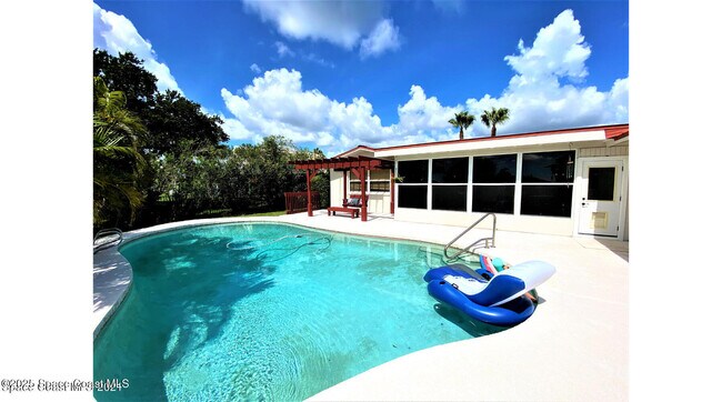 Building Photo - 56 Country Club Rd
