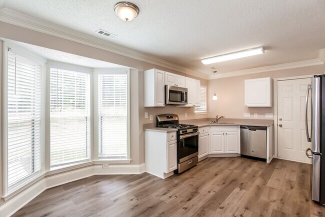Building Photo - 10021 Northwoods Forest Dr