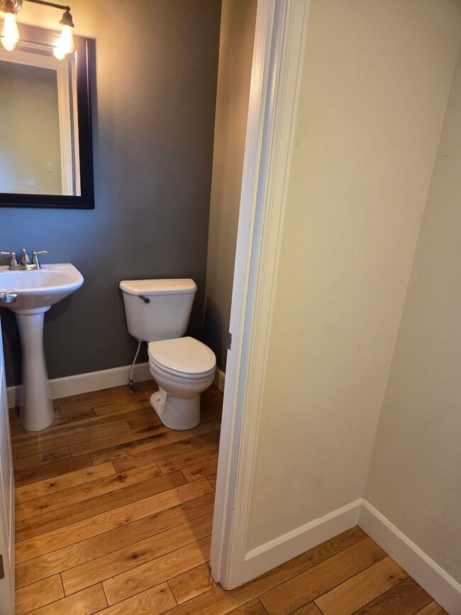 Building Photo - 2 story townhome close to trails! MOVIE IN SPECIAL