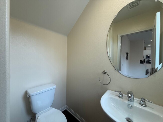 Building Photo - Great 3B/2.5BA House in Gated San Elijo Hills Community!