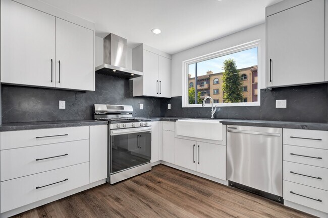 Building Photo - Spacious 3BR NoHo Home w/ Luxury European Finishes