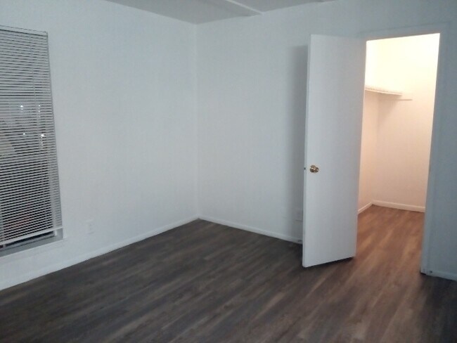 Building Photo - 2 bed/ 1.5 bath townhome