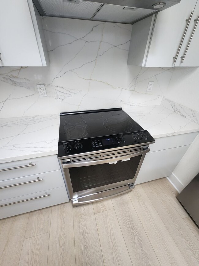 Building Photo - Stunning remodel