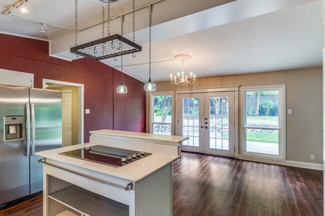 Building Photo - MID-CENTURY MODERN IN MACARTHUR PARK