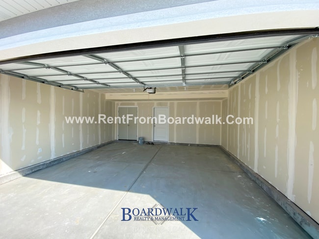 Building Photo - Single Family Home In Beautiful Community!