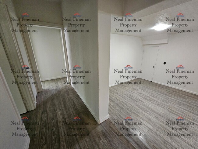 Building Photo - 4 BED, 1 BATH APARTMENT, TANDEM PARKING Electric Water included.