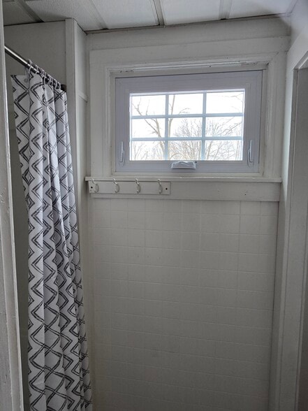 Building Photo - 129 E Main St