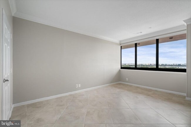 Building Photo - 1805 Crystal Dr