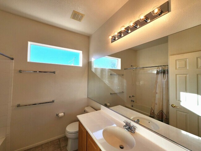 Building Photo - Charming Single-Story Pulte Home in a corn...