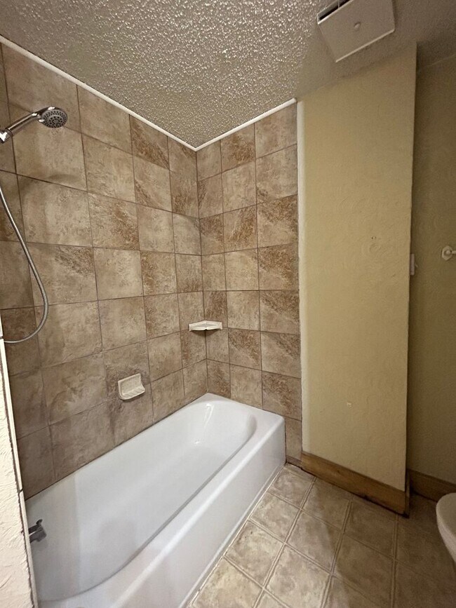 Building Photo - BACK ON THE MARKET!!!  Large Ranch Style Rambler home in Ridgewood