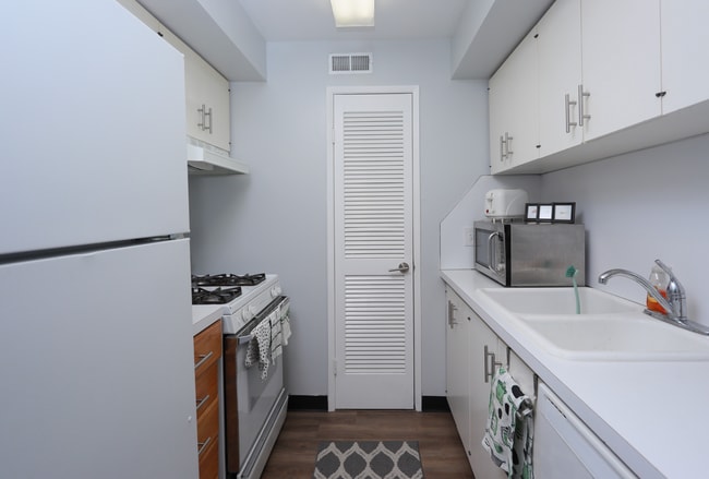 Building Photo - 3 bed 2 bed - in unit laundry - condo!