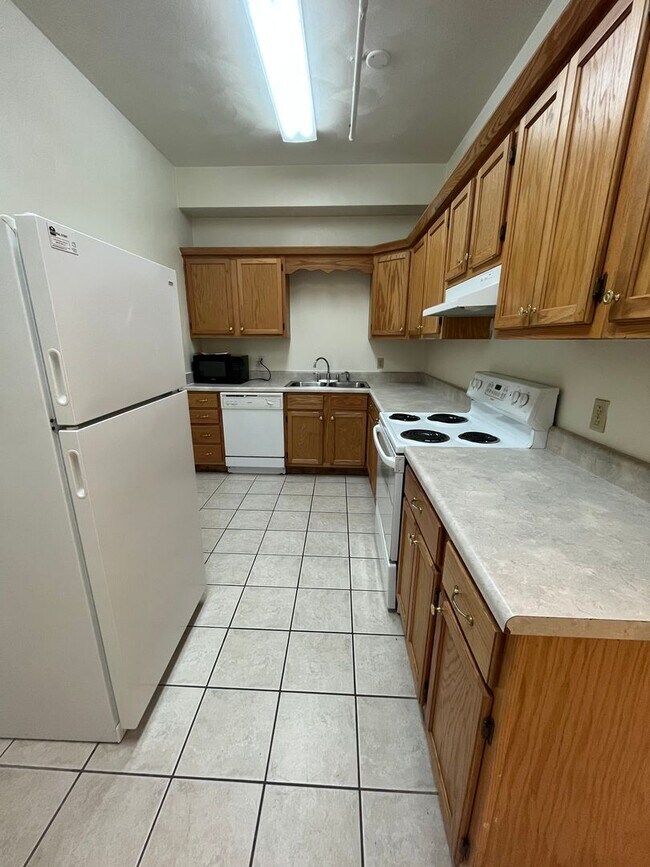 Building Photo - Prime location 2 Bedroom 1 Bath with Den D...