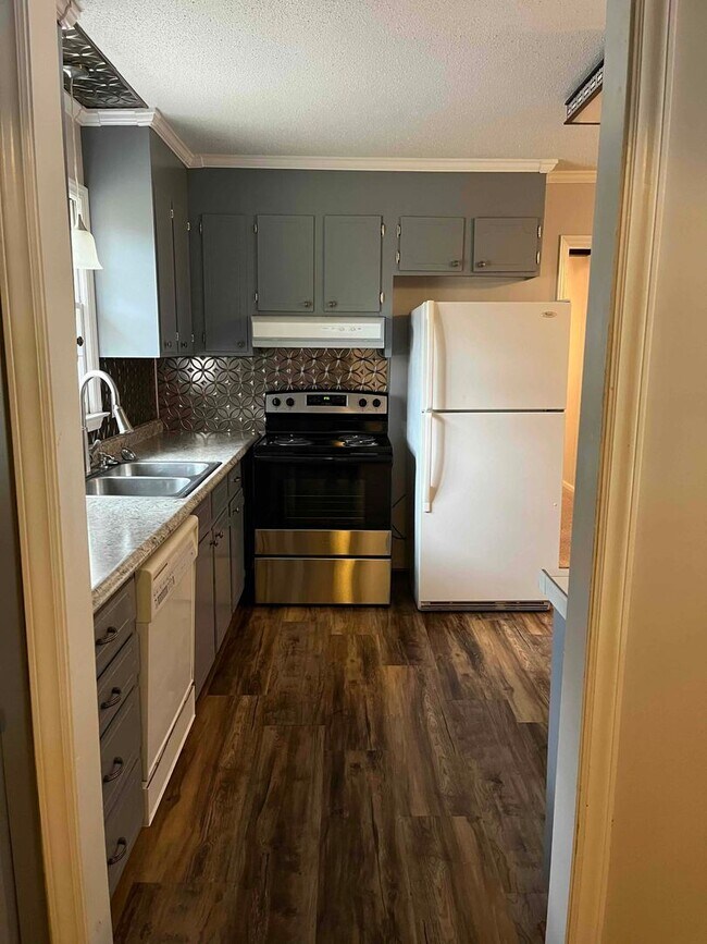 Building Photo - Caroline St. - 3BR / 2BA