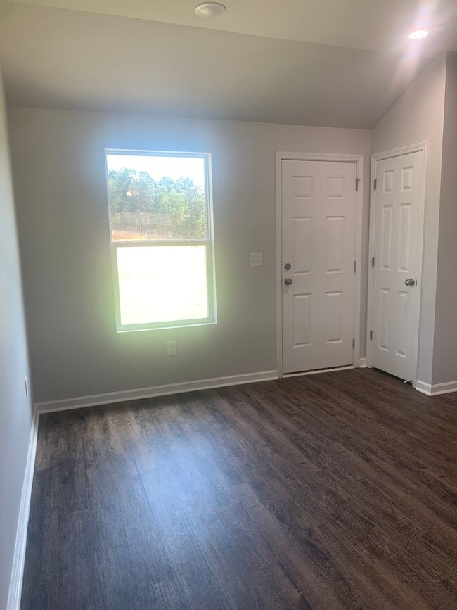 Building Photo - 144 Lakeside Way