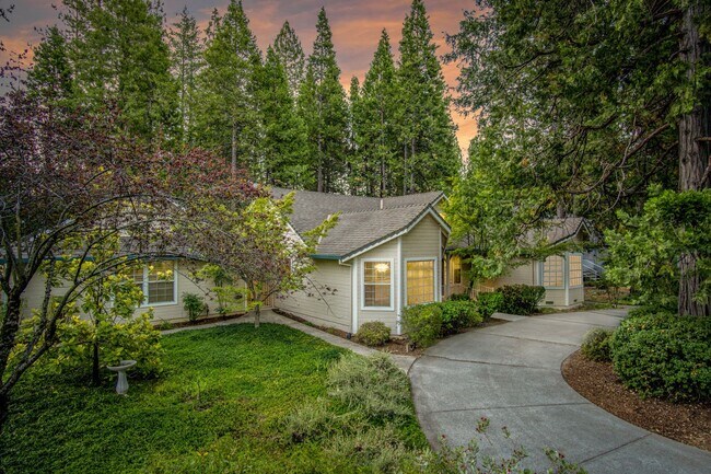 Building Photo - Spacious 3 Bedroom 2 Bathroom Home in Conv...