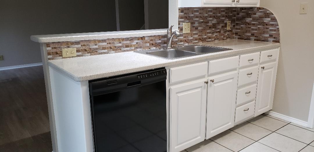 Kitchen w/ dishwasher and garbage disposal - 129 Wildwood Ct