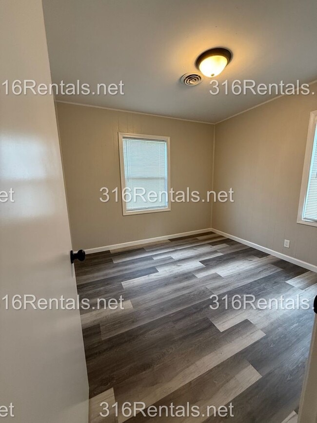 Building Photo - $1200 - NEWLY REMODELED 4 bedroom / 1 bathroom - Single Family Home
