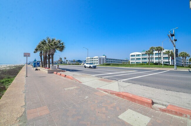 Building Photo - 6102 Seawall Blvd