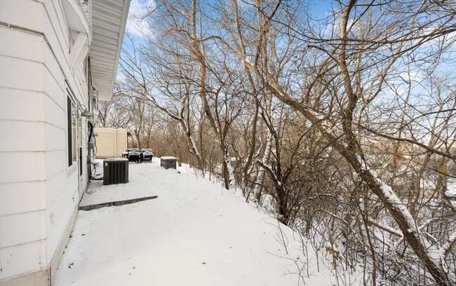 Building Photo - Nicely remodeled side by side duplex 3-Bed Home with Gleaming Hardwood Floors & New carpet in Hop...