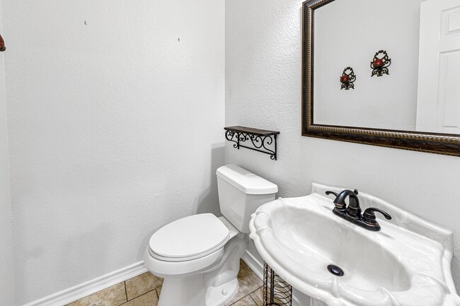 Building Photo - 902 Fairgate Dr