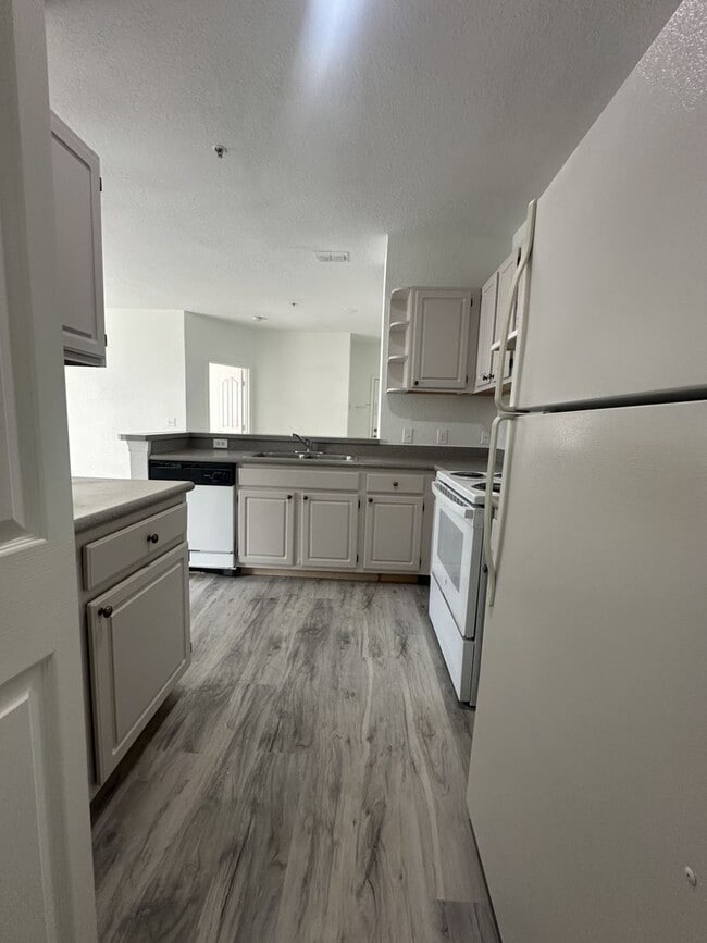 Building Photo - Beautifully Renovated 4 Bed / 2 Bath Condo in Visconti West Condominium- Water View