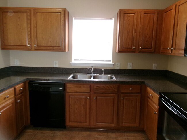 Building Photo - 3 bedroom, 2.5 bath home located in Bellegrove Preserve