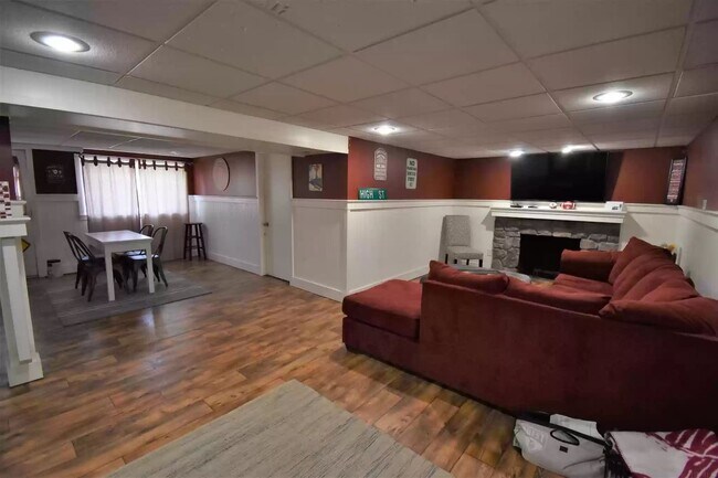 Building Photo - "Hoosier Daddy"- This fully furnished, tur...