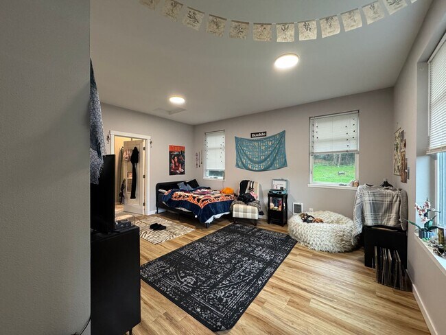 Building Photo - 6 Bed 5 Bath House Newer Updated Near Happy Valley, Fairhaven, WWU