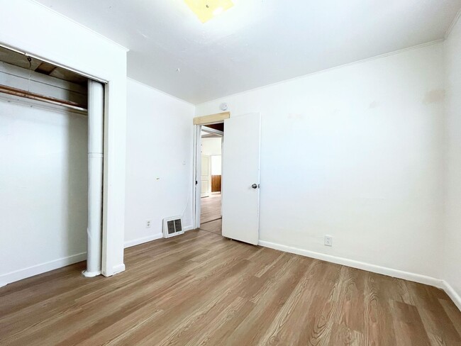 Building Photo - 3 Bed, 2 Bath Bungalow