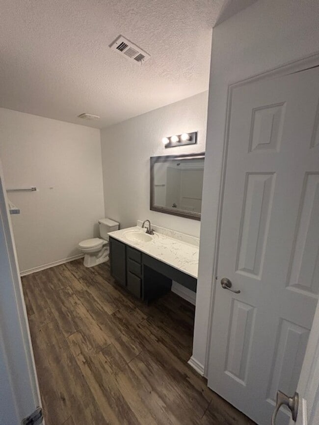 Building Photo - Move-In Ready 4-Bedroom Home with New Floors and Fresh Paint!