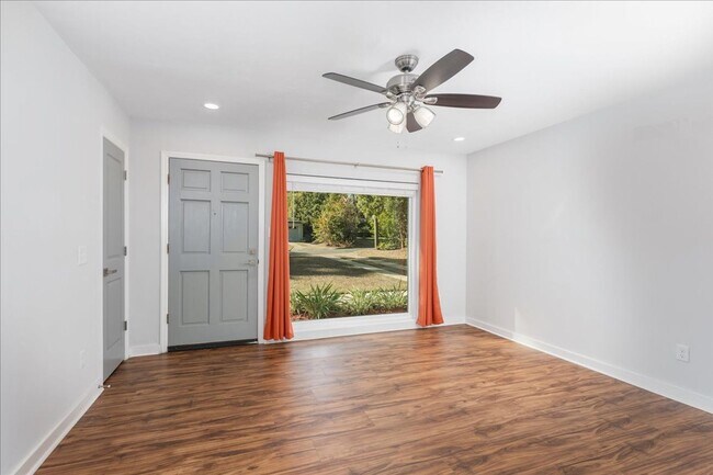 Building Photo - 3 Bed / 2 Bath in Levy Park