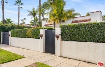 Building Photo - 807 N Stanley Ave