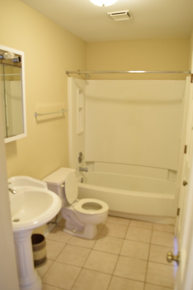 Building Photo - 1256 Robin Dr