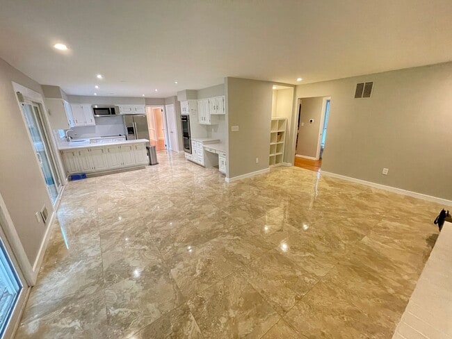 Building Photo - Luxury 5 bed, 3.5 bath with Pool!