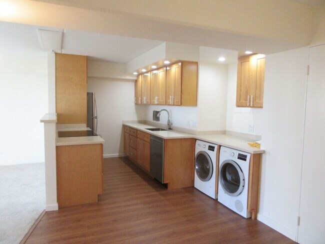 Building Photo - 2 Bed 2 Bath 1 Parking at Marco Polo Apartments, Amazing Views 28th Floor!!!