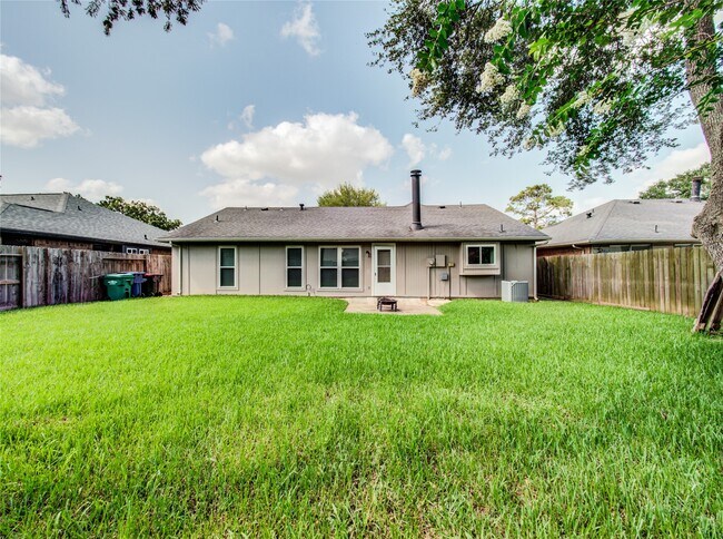 Building Photo - 7114 Buchanan Dr
