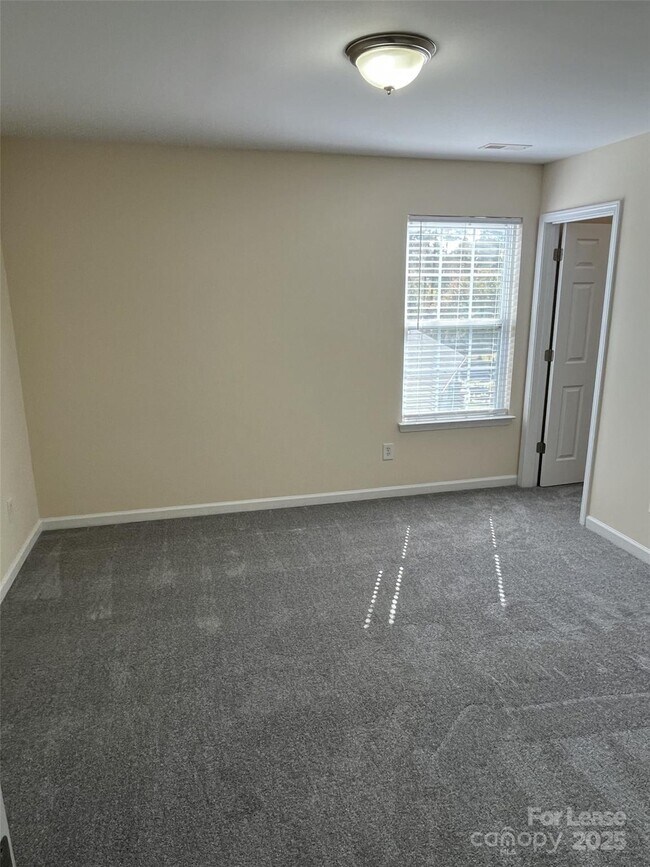 Building Photo - 242 Summit Park Ct