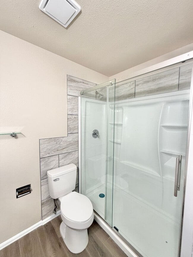Building Photo - Two-Level 2BR with Fenced Yard & Washer/Dryer Hookups