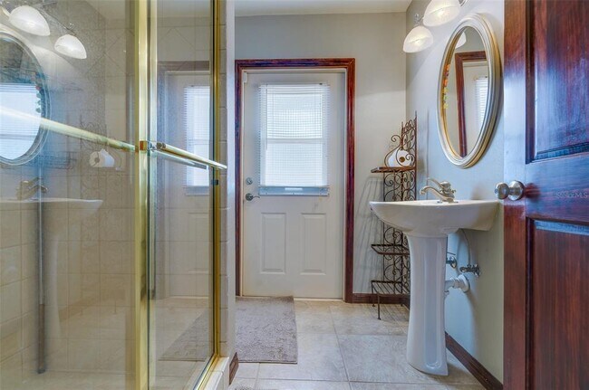 Building Photo - 215 Garden Cir