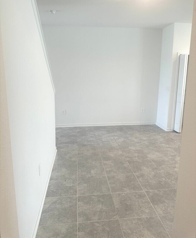 Building Photo - Champions Pointe 3 bed 2.5 bath Town home ...