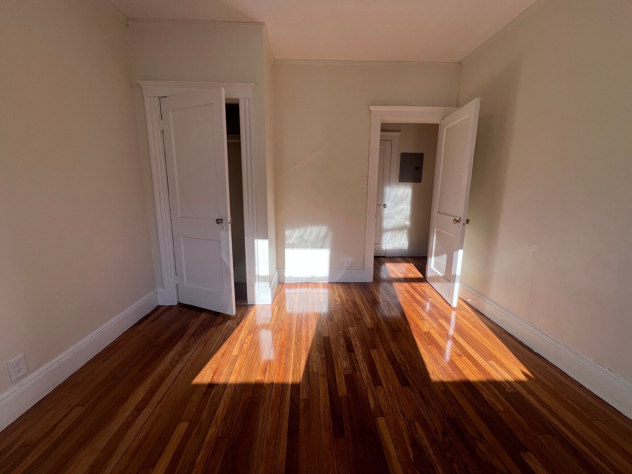 Building Photo - 208 Kelton St